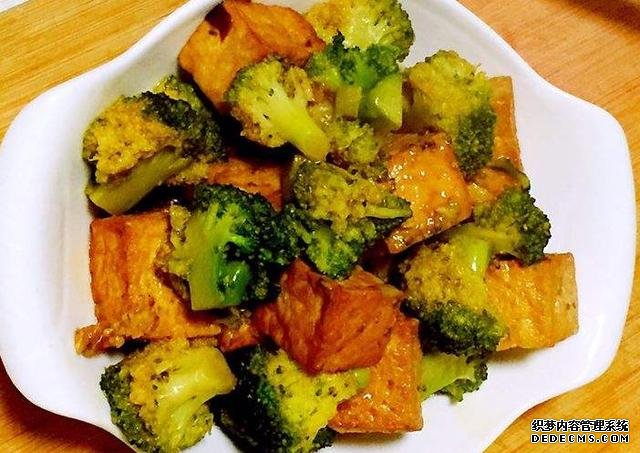 西蘭花和豆腐的口感都特鮮嫩，做上一鍋，一家人吃著美滋滋