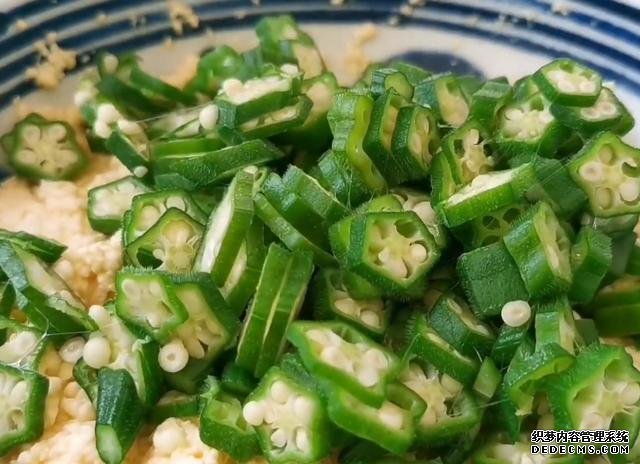 1塊豆腐加1把秋葵，不蒸不炒不涼拌，出鍋比吃肉還香，超過癮