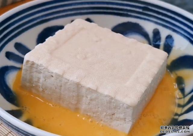 1塊豆腐加1把秋葵，不蒸不炒不涼拌，出鍋比吃肉還香，超過癮