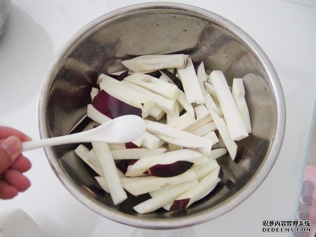 茄子換種做法，搭配牛肉做“披薩”，味道特別值得嘗試