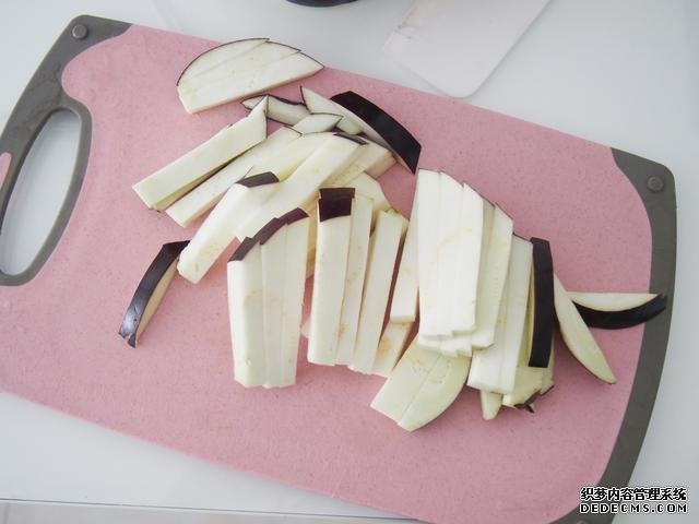 茄子換種做法，搭配牛肉做“披薩”，味道特別值得嘗試