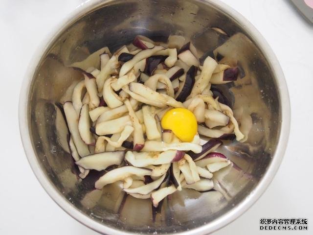 茄子換種做法，搭配牛肉做“披薩”，味道特別值得嘗試