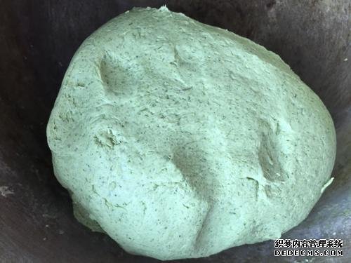 時近清明，“青團”可不能少，油綠如玉，香糯可口，天然綠色小吃