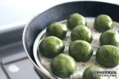 時近清明，“青團”可不能少，油綠如玉，香糯可口，天然綠色小吃
