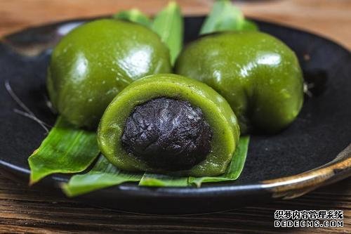 時近清明，“青團”可不能少，油綠如玉，香糯可口，天然綠色小吃