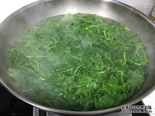 時近清明，“青團”可不能少，油綠如玉，香糯可口，天然綠色小吃