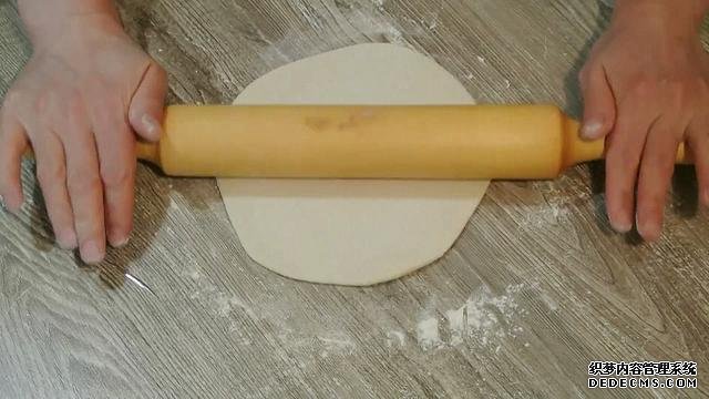 老婆做了20個“烤餃子”，掰開樂壞了：這種餃子皮頭一次見