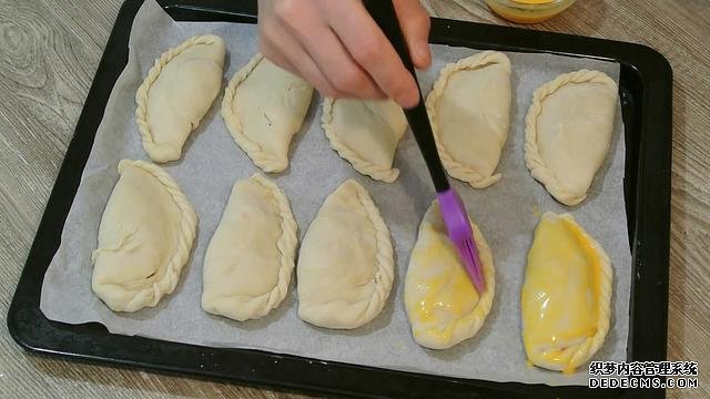 老婆做了20個“烤餃子”，掰開樂壞了：這種餃子皮頭一次見