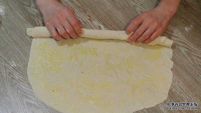 老婆做了20個“烤餃子”，掰開樂壞了：這種餃子皮頭一次見
