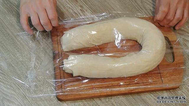 老婆做了20個“烤餃子”，掰開樂壞了：這種餃子皮頭一次見