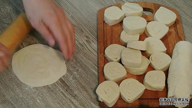 老婆做了20個“烤餃子”，掰開樂壞了：這種餃子皮頭一次見