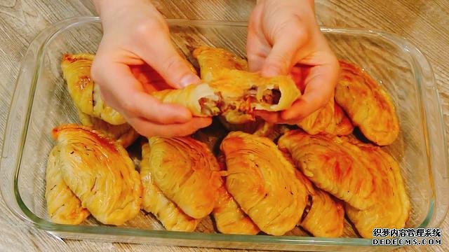 老婆做了20個“烤餃子”，掰開樂壞了：這種餃子皮頭一次見