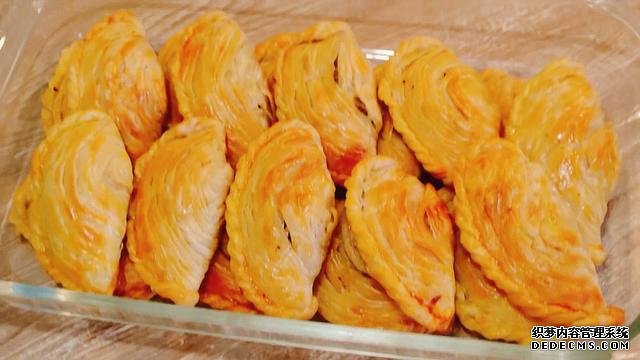 老婆做了20個“烤餃子”，掰開樂壞了：這種餃子皮頭一次見