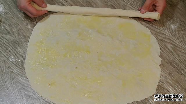 老婆做了20個“烤餃子”，掰開樂壞了：這種餃子皮頭一次見