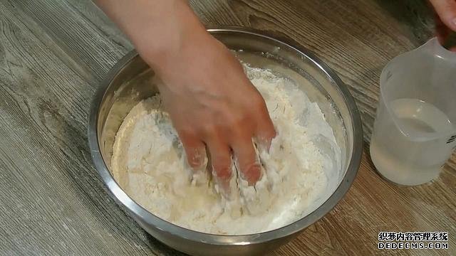 老婆做了20個“烤餃子”，掰開樂壞了：這種餃子皮頭一次見