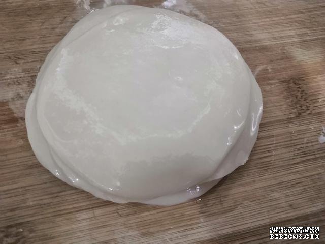 包餃子剩點(diǎn)餃子皮不要浪費(fèi)，教你一個(gè)新鮮吃法，搭配土豆絲很美味