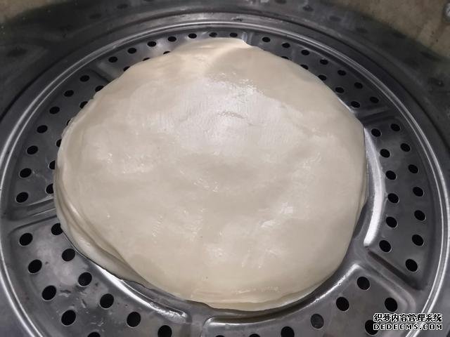 包餃子剩點(diǎn)餃子皮不要浪費(fèi)，教你一個(gè)新鮮吃法，搭配土豆絲很美味