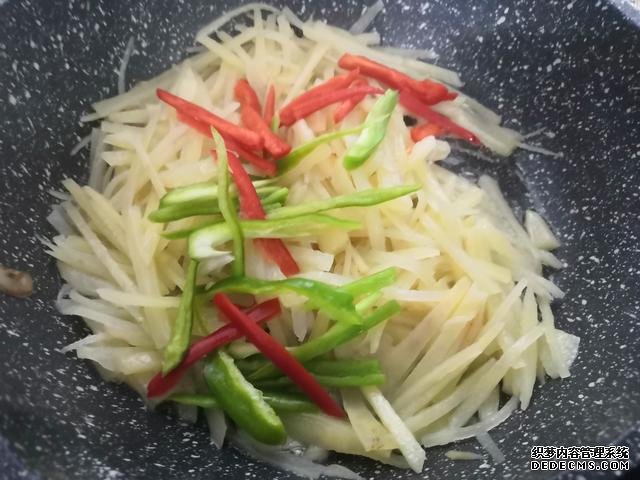 包餃子剩點(diǎn)餃子皮不要浪費(fèi)，教你一個(gè)新鮮吃法，搭配土豆絲很美味