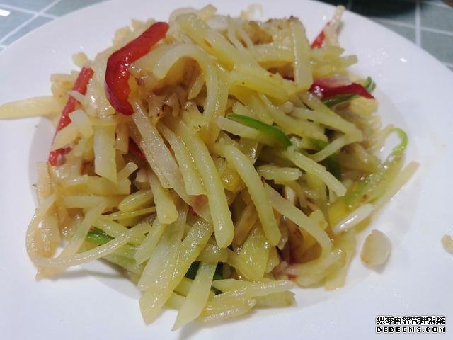 包餃子剩點(diǎn)餃子皮不要浪費(fèi)，教你一個(gè)新鮮吃法，搭配土豆絲很美味