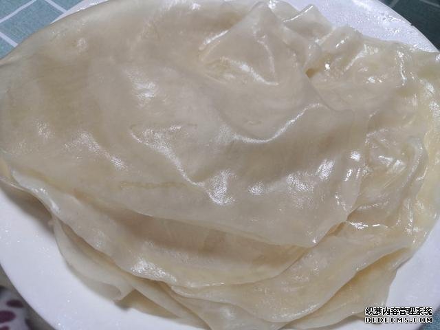 包餃子剩點(diǎn)餃子皮不要浪費(fèi)，教你一個(gè)新鮮吃法，搭配土豆絲很美味