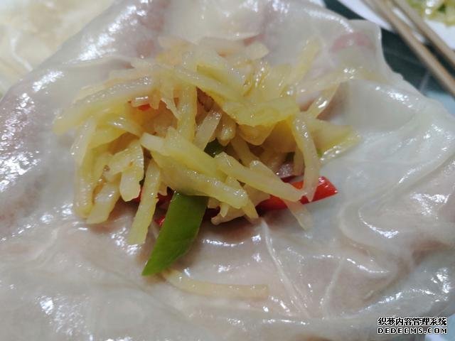 包餃子剩點(diǎn)餃子皮不要浪費(fèi)，教你一個(gè)新鮮吃法，搭配土豆絲很美味
