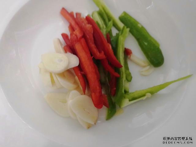 包餃子剩點(diǎn)餃子皮不要浪費(fèi)，教你一個(gè)新鮮吃法，搭配土豆絲很美味