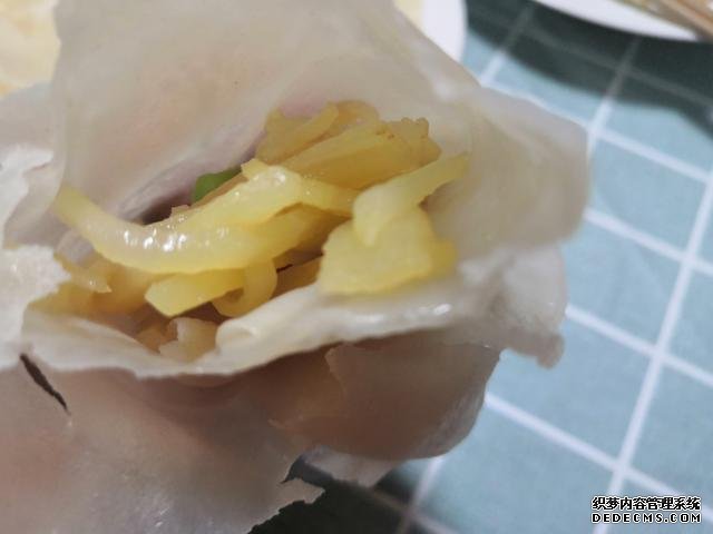 包餃子剩點(diǎn)餃子皮不要浪費(fèi)，教你一個(gè)新鮮吃法，搭配土豆絲很美味