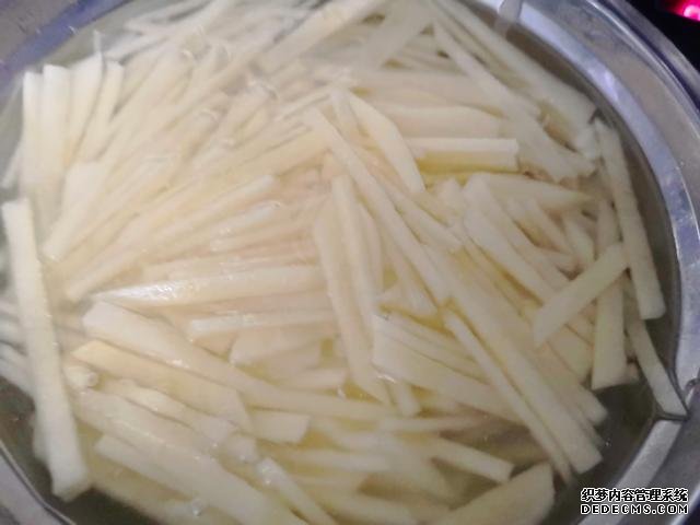 包餃子剩點(diǎn)餃子皮不要浪費(fèi)，教你一個(gè)新鮮吃法，搭配土豆絲很美味