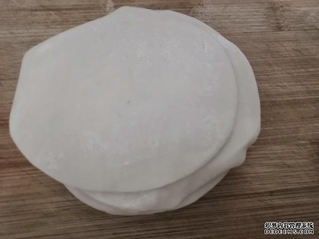 包餃子剩點(diǎn)餃子皮不要浪費(fèi)，教你一個(gè)新鮮吃法，搭配土豆絲很美味