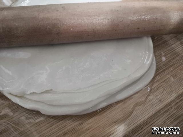 包餃子剩點(diǎn)餃子皮不要浪費(fèi)，教你一個(gè)新鮮吃法，搭配土豆絲很美味