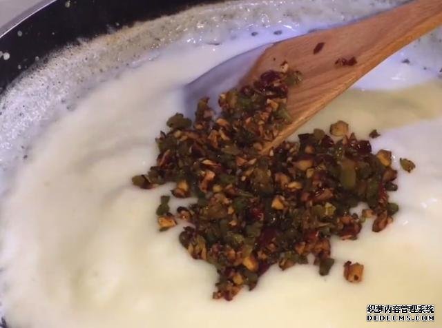 牛奶別直接喝了，教你一個新吃法，又香又甜真好吃，做法還簡單