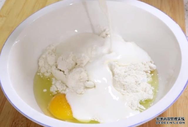 用雞蛋做一道小糕點(diǎn)，不用烤箱，口感綿軟不上火，老人小孩都喜歡