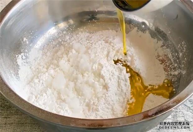 家里糯米粉別浪費了，只需簡單一做，又香又糯，吃一次就難以忘記