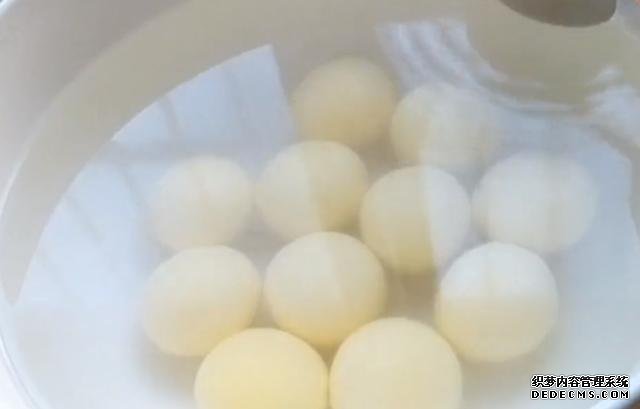 我家吃湯圓從不水煮，淋1個(gè)雞蛋，簡(jiǎn)單一做，上桌3斤不夠吃，解饞
