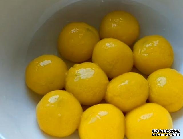 我家吃湯圓從不水煮，淋1個(gè)雞蛋，簡(jiǎn)單一做，上桌3斤不夠吃，解饞