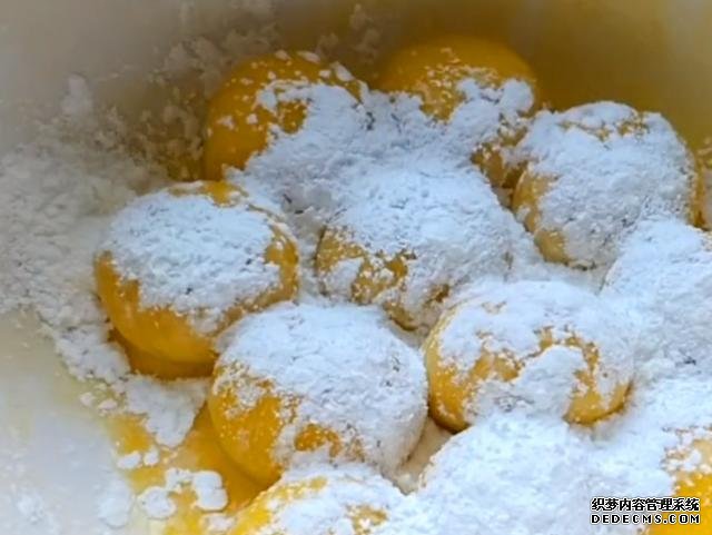我家吃湯圓從不水煮，淋1個(gè)雞蛋，簡(jiǎn)單一做，上桌3斤不夠吃，解饞