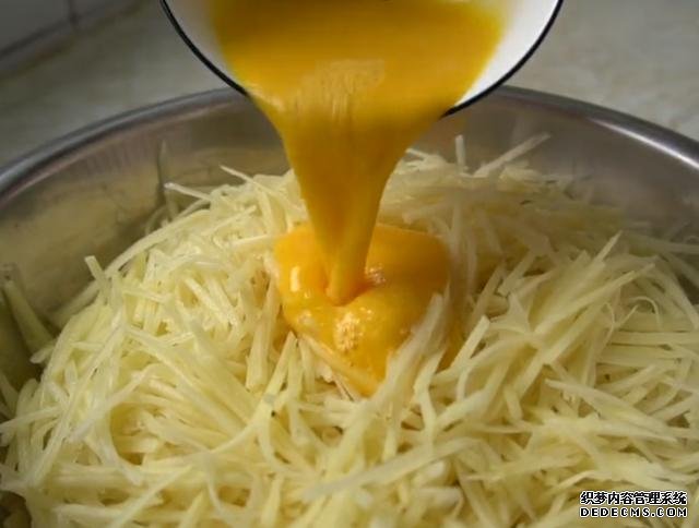 土豆里加2個(gè)雞蛋，不炒不燉不涼拌，不放一滴水，我家早餐經(jīng)常做