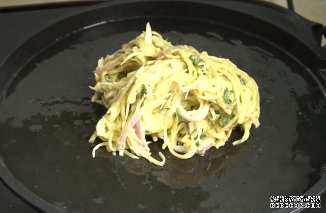土豆里加2個(gè)雞蛋，不炒不燉不涼拌，不放一滴水，我家早餐經(jīng)常做