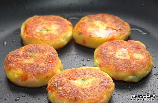 土豆餅最簡單好吃的做法，外酥里嫩，鮮香又營養(yǎng)，全家人都喜歡