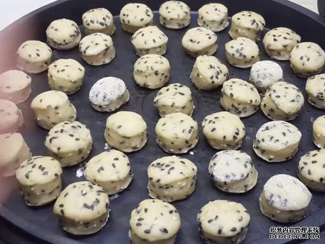 第一用芝麻做小饅頭，不蒸不煮不油炸，簡(jiǎn)單又營(yíng)養(yǎng)，真的太好吃了