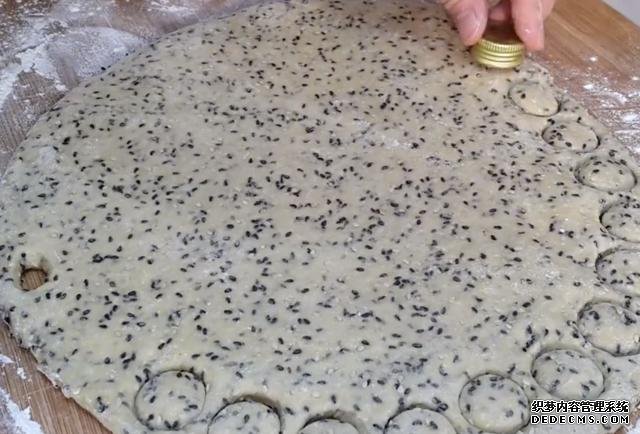 第一用芝麻做小饅頭，不蒸不煮不油炸，簡(jiǎn)單又營(yíng)養(yǎng)，真的太好吃了