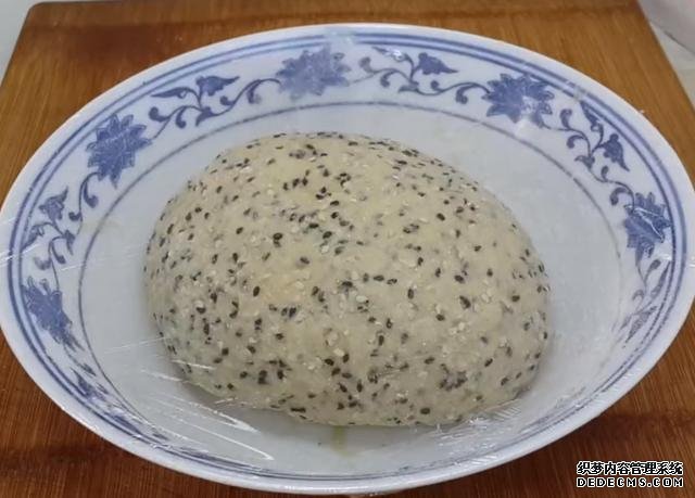第一用芝麻做小饅頭，不蒸不煮不油炸，簡(jiǎn)單又營(yíng)養(yǎng)，真的太好吃了