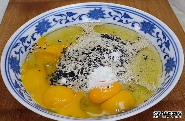 第一用芝麻做小饅頭，不蒸不煮不油炸，簡(jiǎn)單又營(yíng)養(yǎng)，真的太好吃了