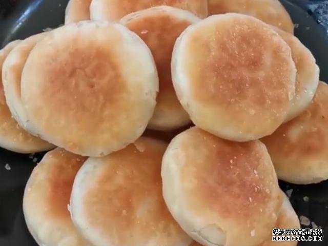 外面買(mǎi)3元一個(gè)掉渣小酥餅，自己做成本不到5毛，可烤可烙做法簡(jiǎn)單