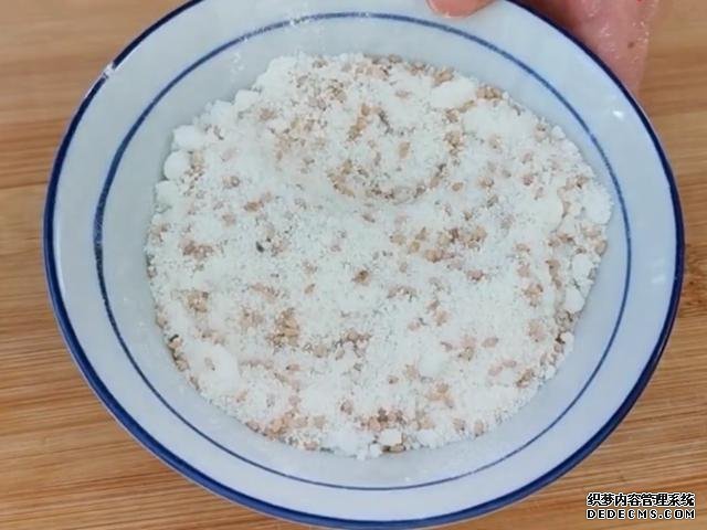 外面買(mǎi)3元一個(gè)掉渣小酥餅，自己做成本不到5毛，可烤可烙做法簡(jiǎn)單