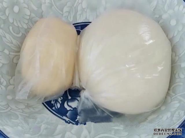外面買(mǎi)3元一個(gè)掉渣小酥餅，自己做成本不到5毛，可烤可烙做法簡(jiǎn)單