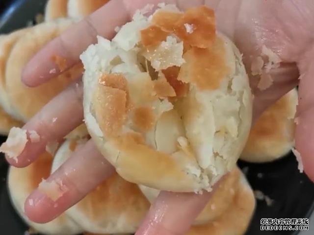 外面買(mǎi)3元一個(gè)掉渣小酥餅，自己做成本不到5毛，可烤可烙做法簡(jiǎn)單