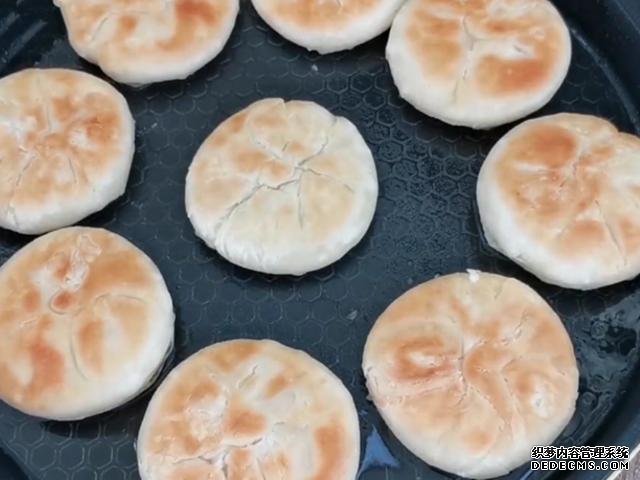 外面買(mǎi)3元一個(gè)掉渣小酥餅，自己做成本不到5毛，可烤可烙做法簡(jiǎn)單