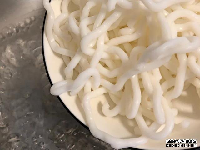 一吃就上癮的酸辣土豆粉，在家3塊錢做一大碗，酸辣爽口又開胃