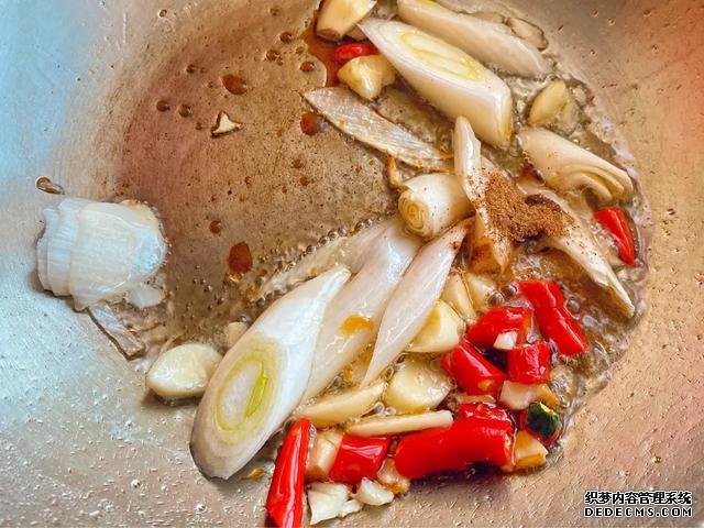 螃蟹不是只有清蒸一種做法，教你一道爆炒海蟹，口感鮮香且入味